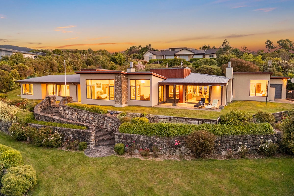 58 Mt Marua Way, Timberlea, Upper Hutt - Carousel 1