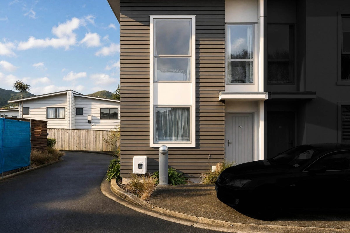 13/32 Dr Taylor Terrace , Johnsonville, Wellington - Carousel 14