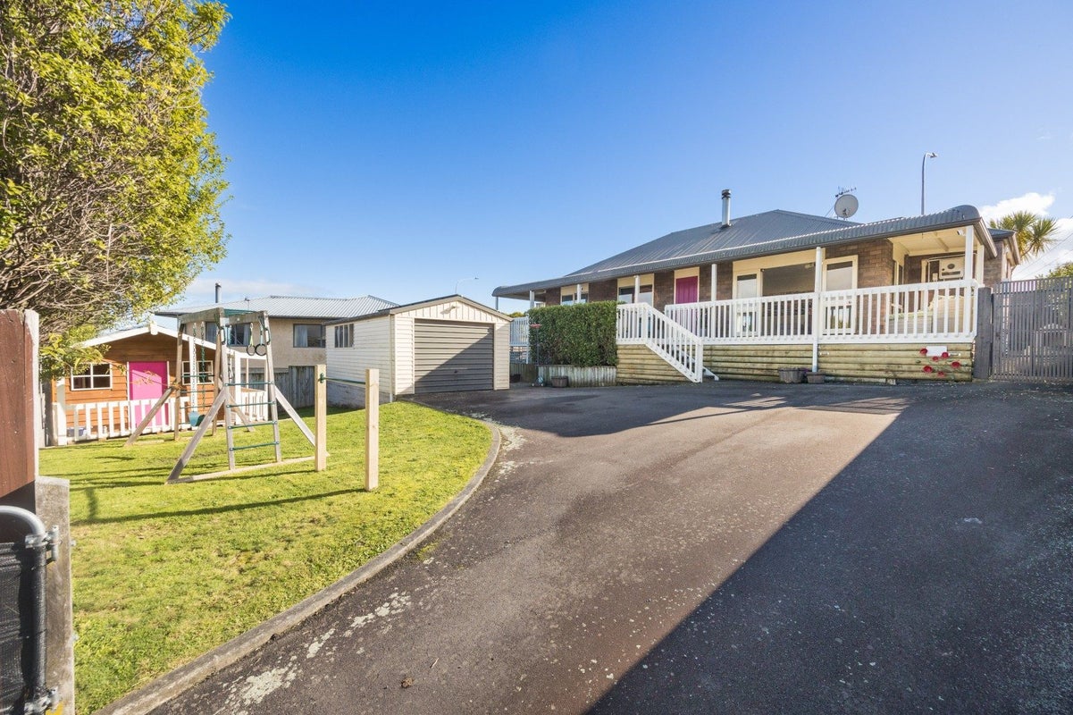 20 Lydia Place, Kelvin Grove, Palmerston North - Carousel 1
