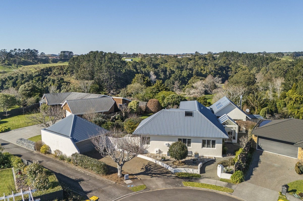 3 Waiwera Place, Merrilands, New Plymouth - Carousel 2