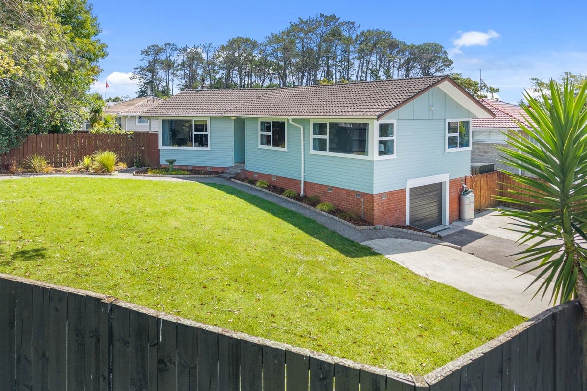 31 Thornlow Street, Glendene, Auckland - Carousel 1