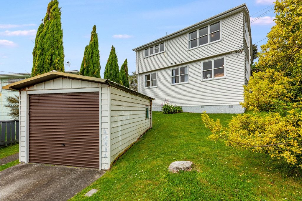 17 Aparangi Crescent, Elsdon, Porirua - Carousel 1