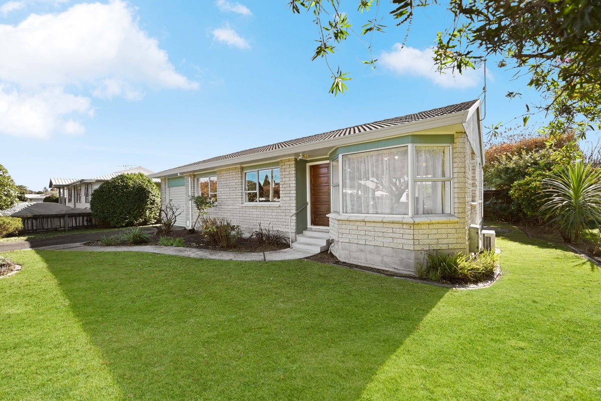 15 Bains Avenue, Hamilton East, Hamilton - Carousel 1