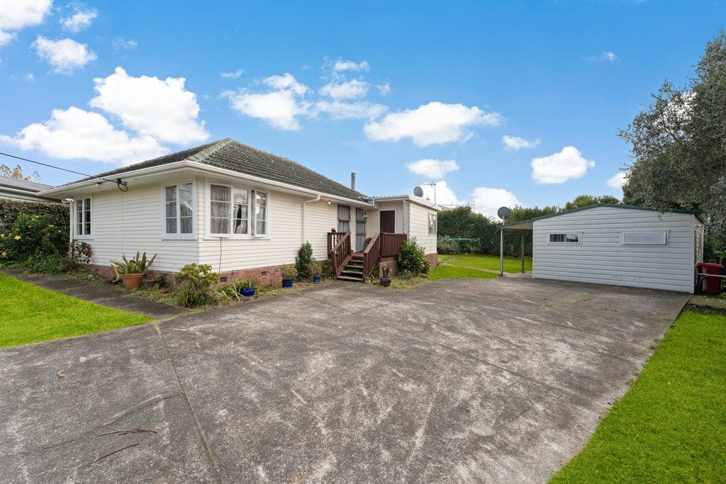 5 Holman Road, Te Atatu Peninsula, Auckland - Carousel 1