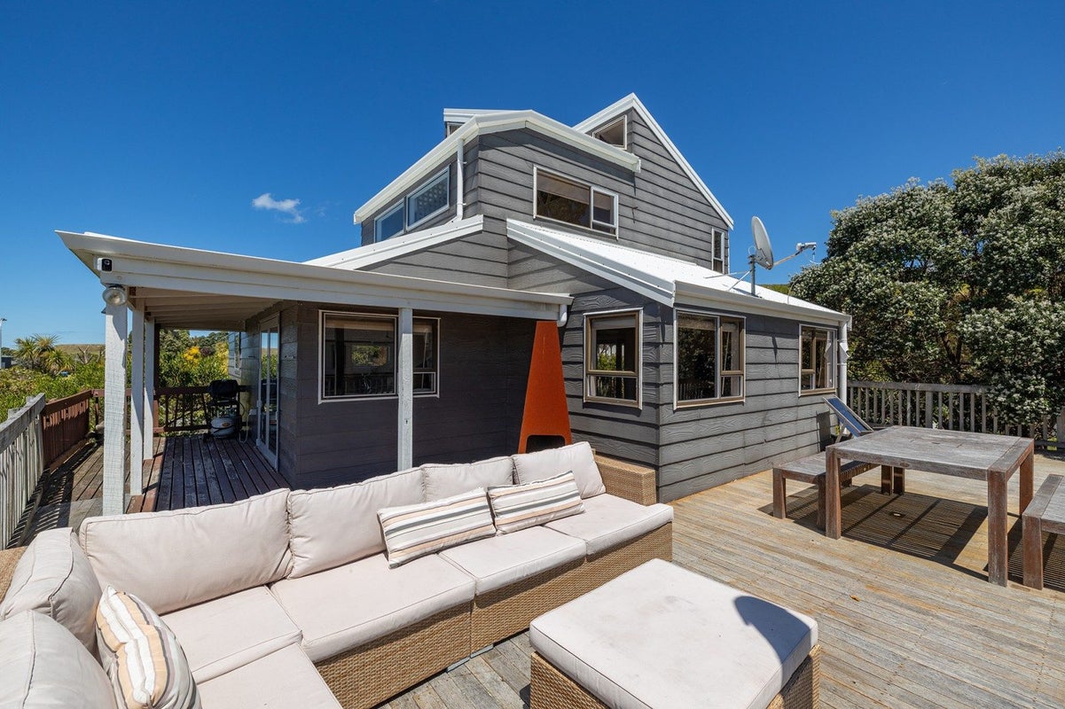 16 Palm Parade, Riversdale Beach, Masterton - Carousel 1