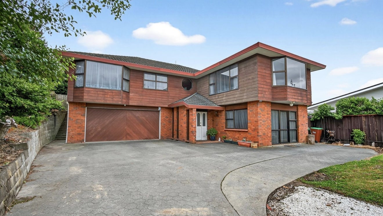 22 Puriri Crescent, Lansdowne, Masterton - Carousel 1