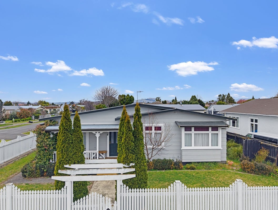 1213 Caroline Road, Mayfair, Hastings - Carousel 1