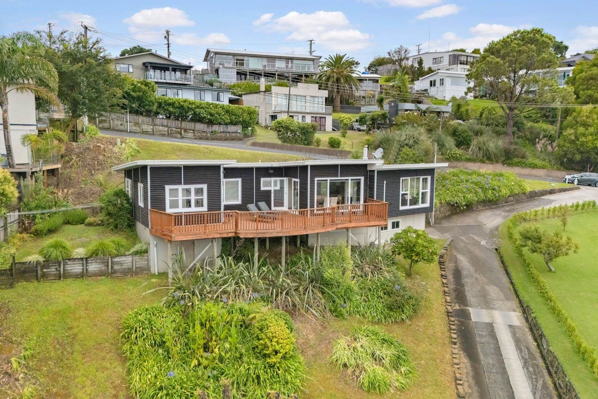 1104 Whangaparaoa Road, Tindalls Beach, Whangaparaoa - Carousel 2