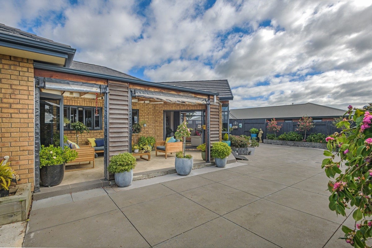 8 Crabapple Close, Milson, Palmerston North - Carousel 1