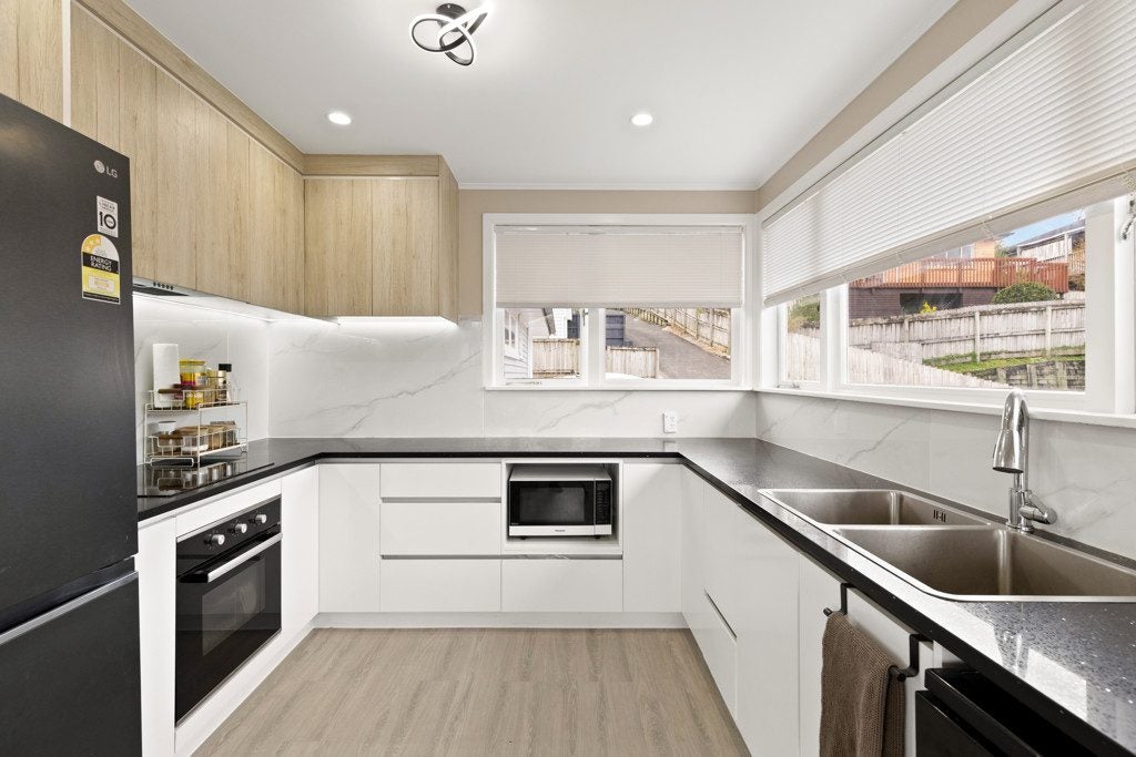 11 Western View Court, Sunnyvale, Auckland - Carousel 2