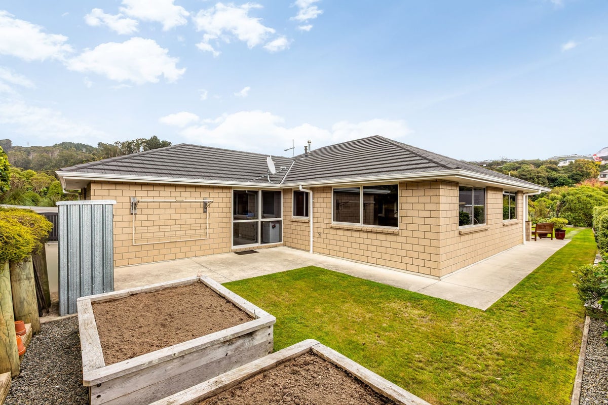 21 Resolution Drive, Whitby, Porirua - Carousel 24