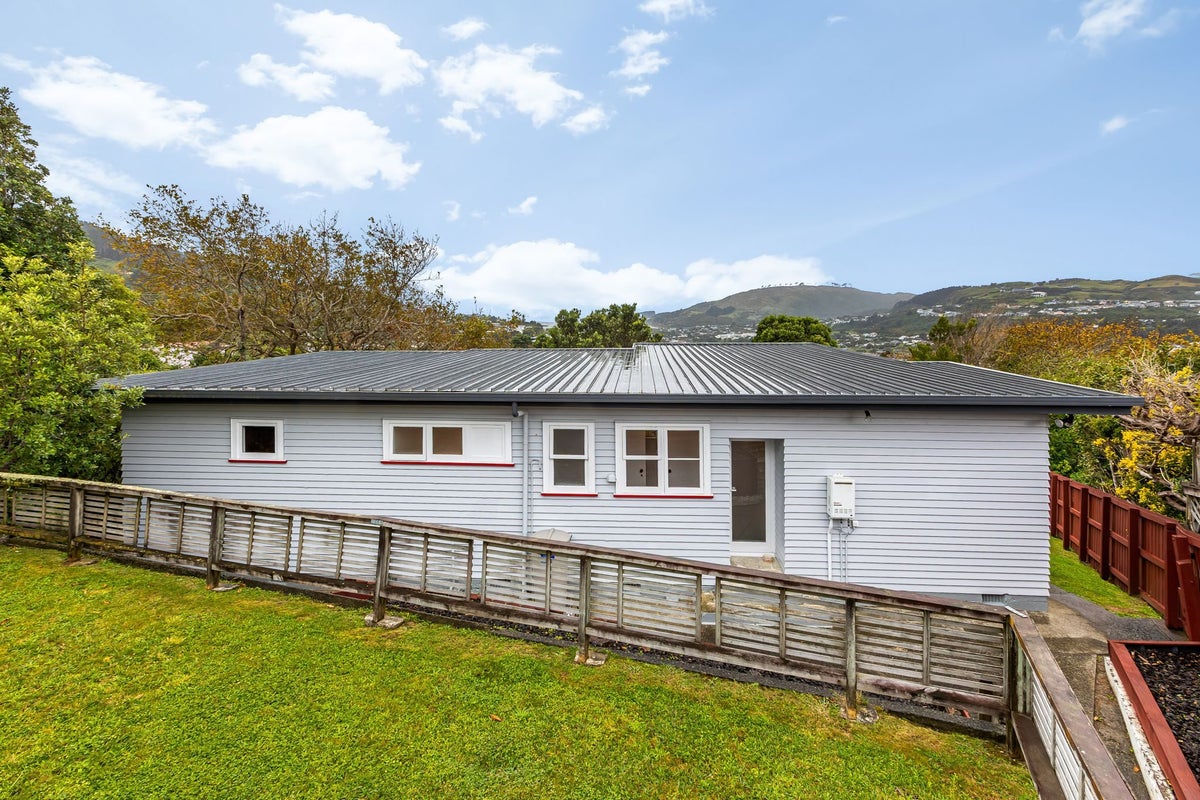 1 Tui Terrace, Tawa, Wellington - Carousel 24