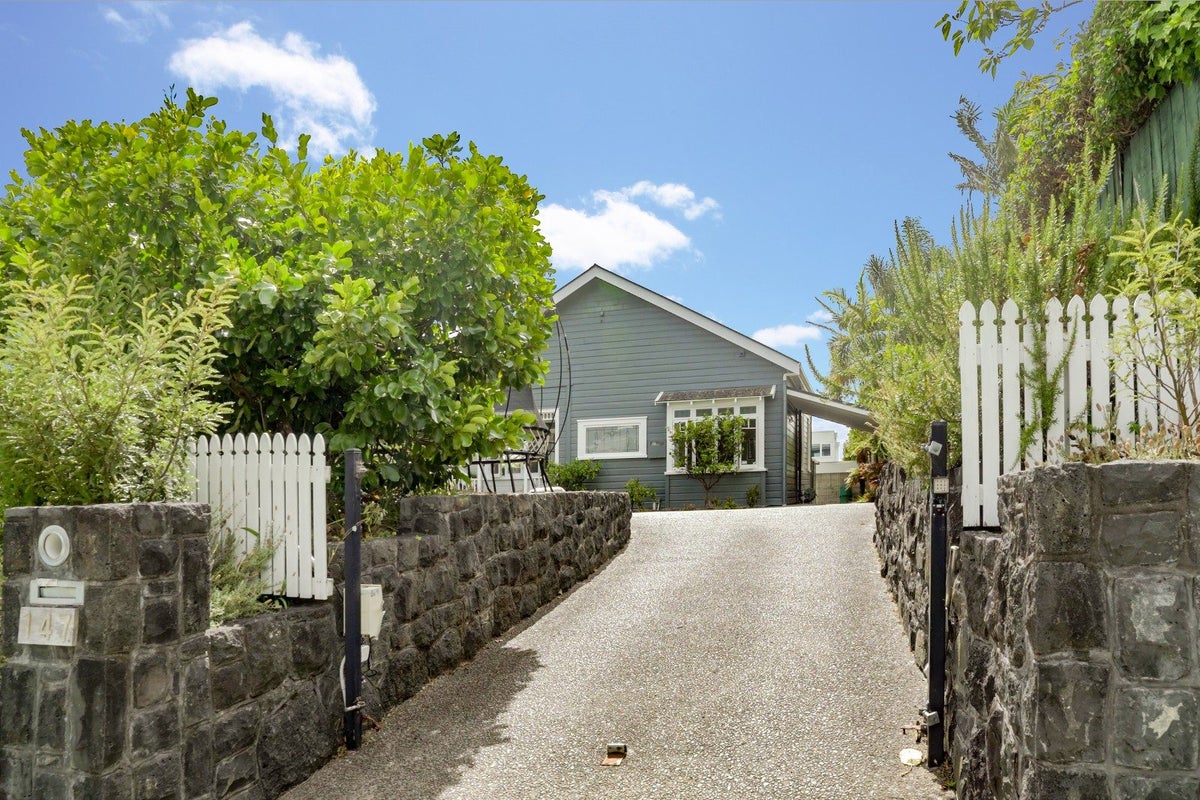 147 Queen Street, Northcote Point, Auckland - Carousel 1