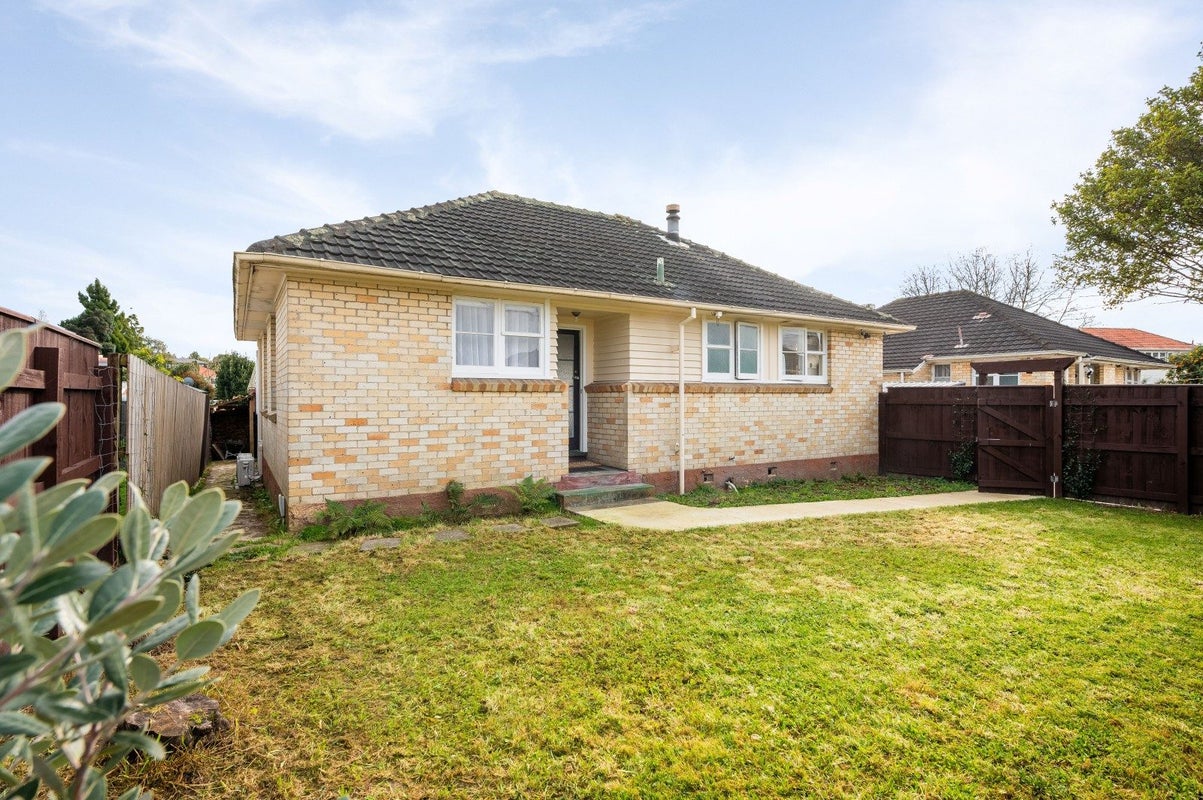 1 Denz Street, Maeroa, Hamilton - Carousel 1