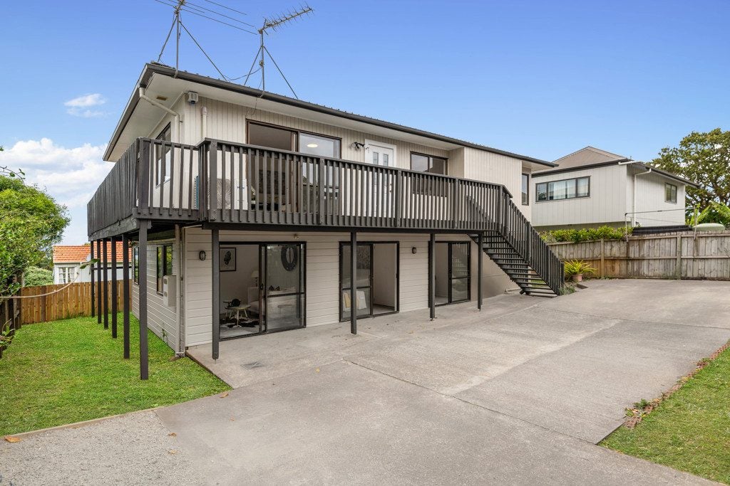 36 Waddell Avenue, Point England, Auckland - Carousel 1