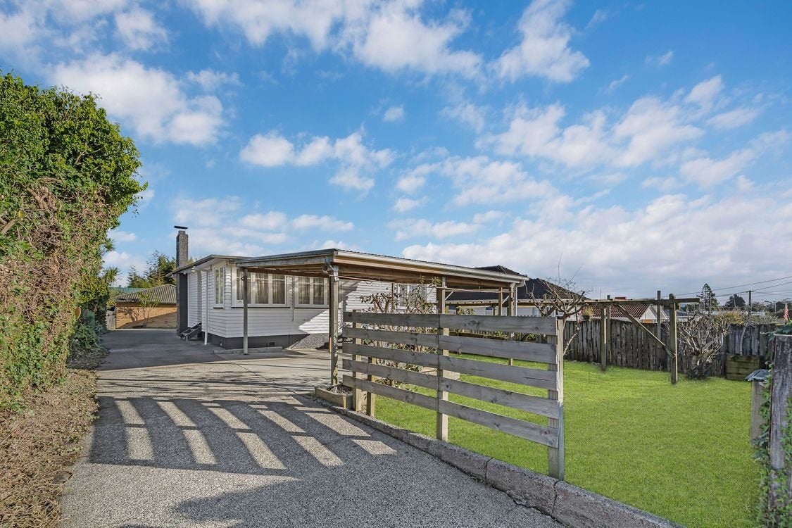 71 Larnoch Road, Henderson, Auckland - Carousel 1