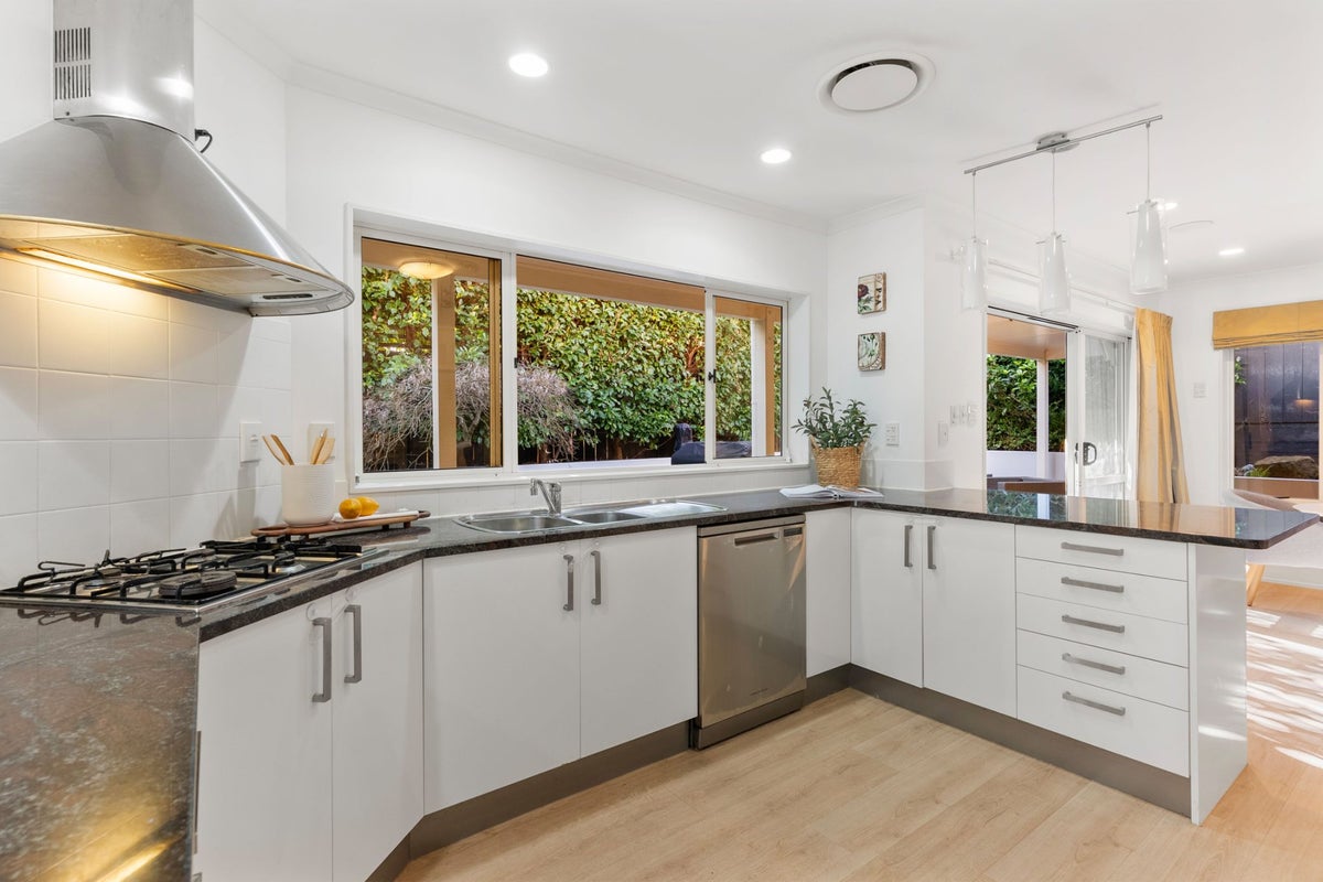 9 Berridge Avenue, Point Chevalier, Auckland - Carousel 2