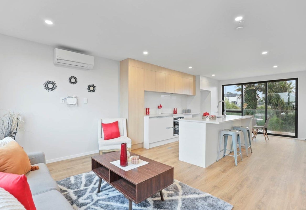 2/30 Woodford Avenue, Henderson, Auckland - Carousel 1