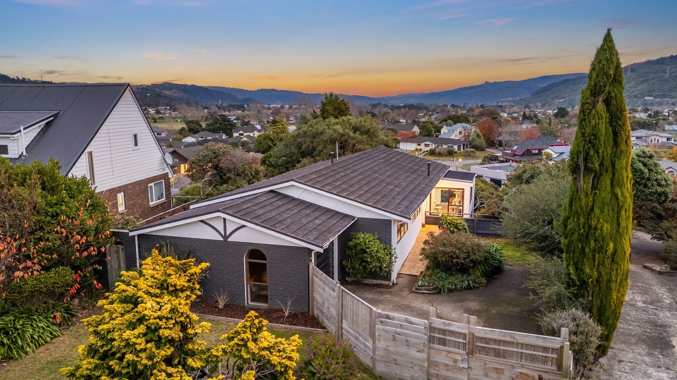 11 Roband Crescent, Brown Owl, Upper Hutt - Carousel 1