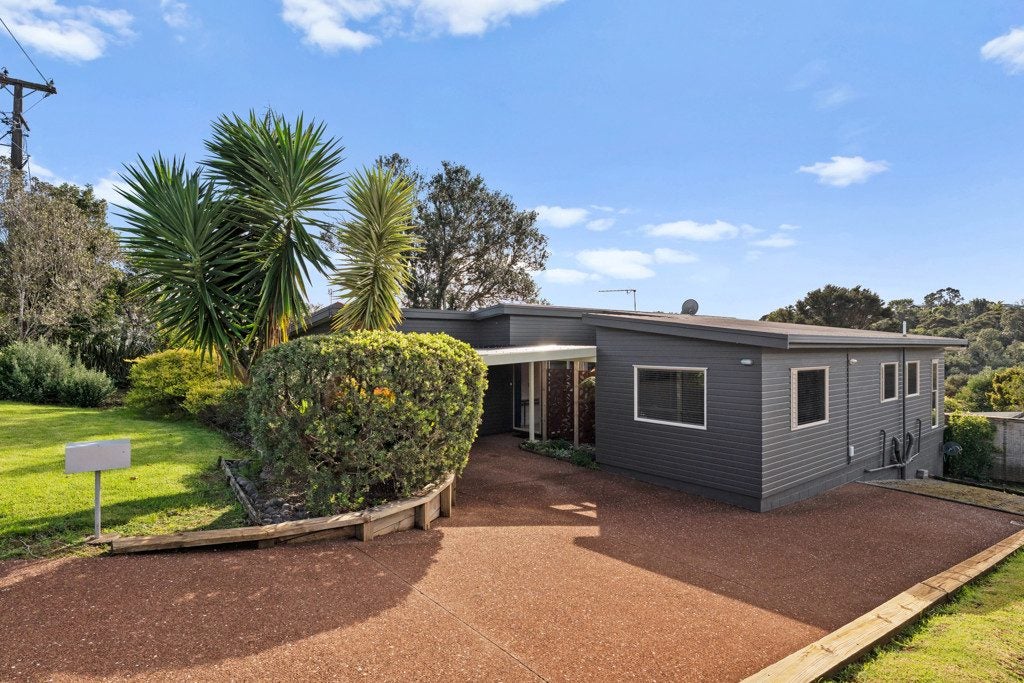 49 Pacific Parade, Surfdale, Waiheke Island - Carousel 1
