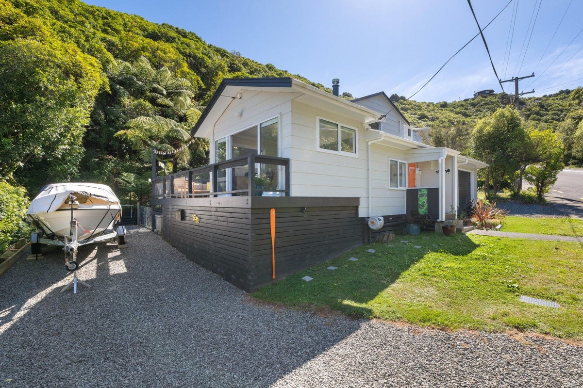 12 Arthur Crescent, Waikawa, Picton - Carousel 1