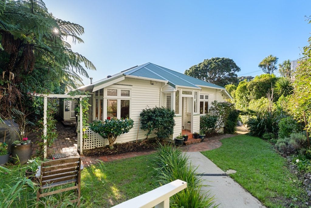 8 Fitzroy Street, Wadestown, Wellington - Carousel 1
