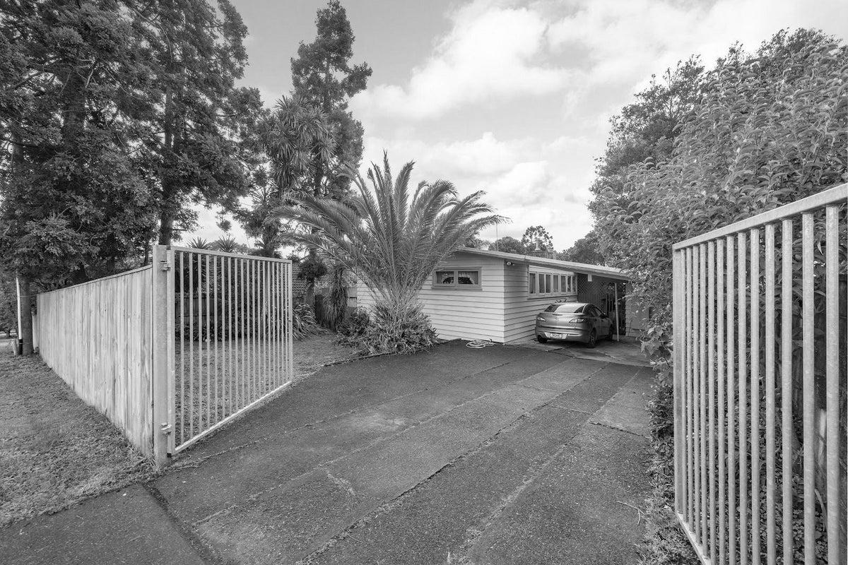 31 Taipari Road, Te Atatu Peninsula, Auckland - Carousel 1
