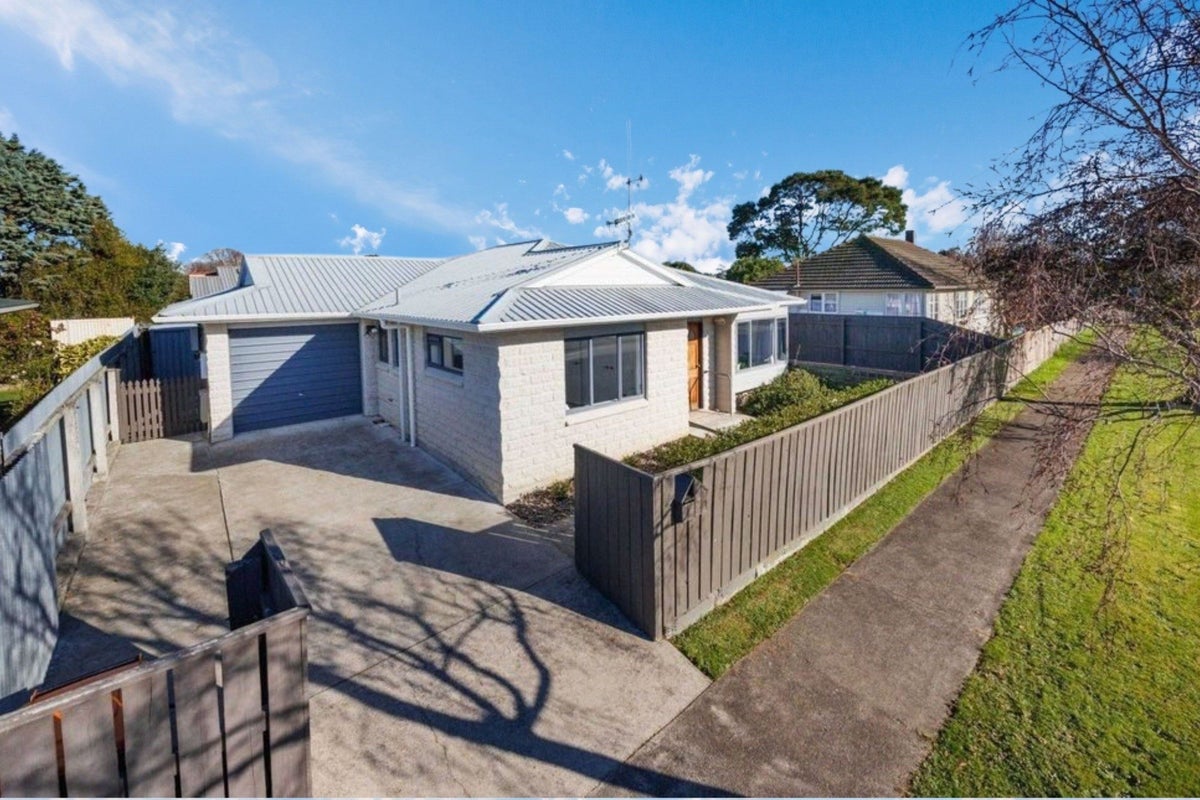 2 Pinedale Parade, Milson, Palmerston North - Carousel 16