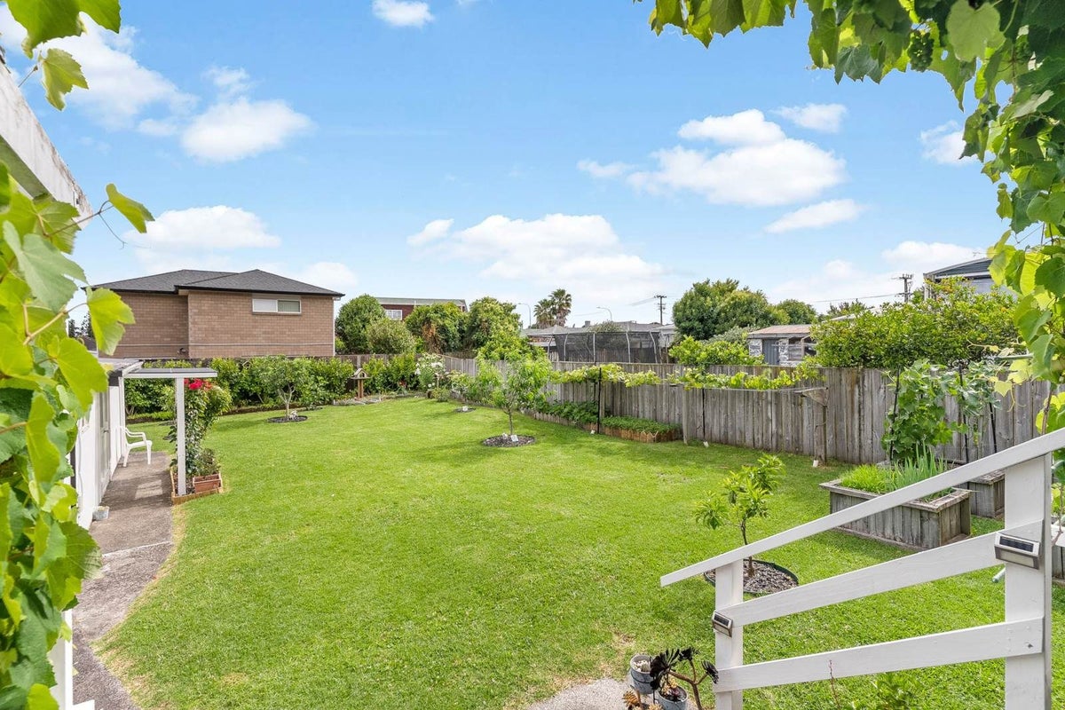35 Pinedale Place, Henderson, Auckland - Carousel 23