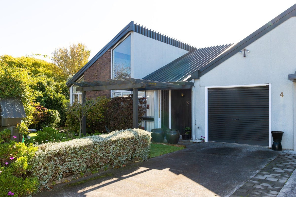 4 Corwen Place, Mayfair, Hastings - Carousel 1