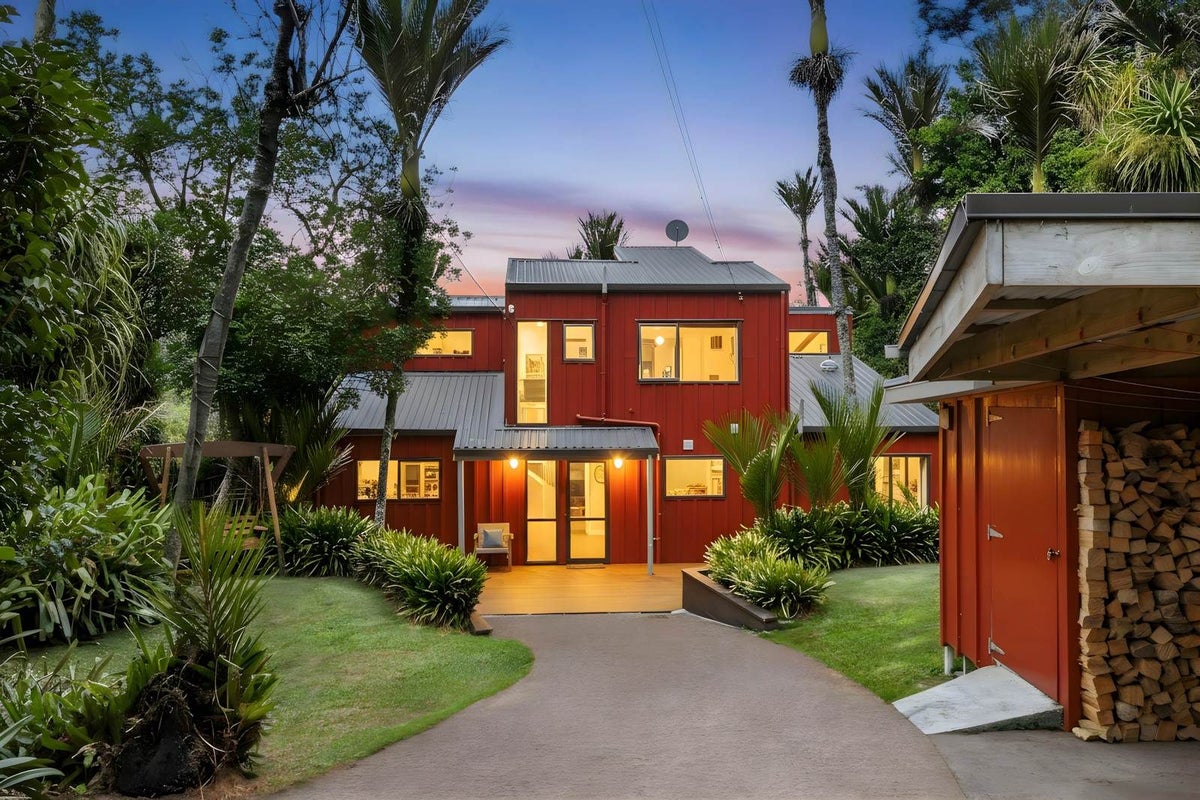 7 Ngaio Road, Titirangi, Auckland - Carousel 1