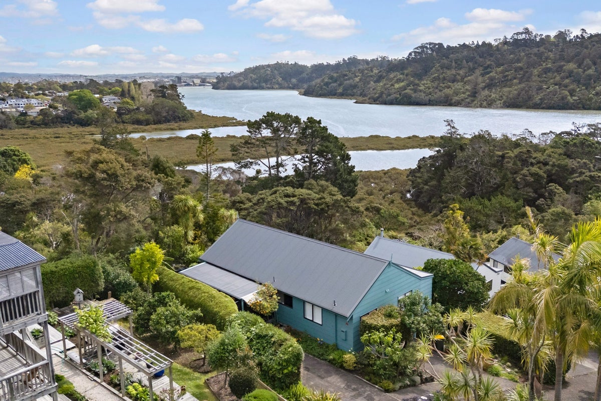 63 Pemberton Avenue, Bayview, Auckland - Carousel 1
