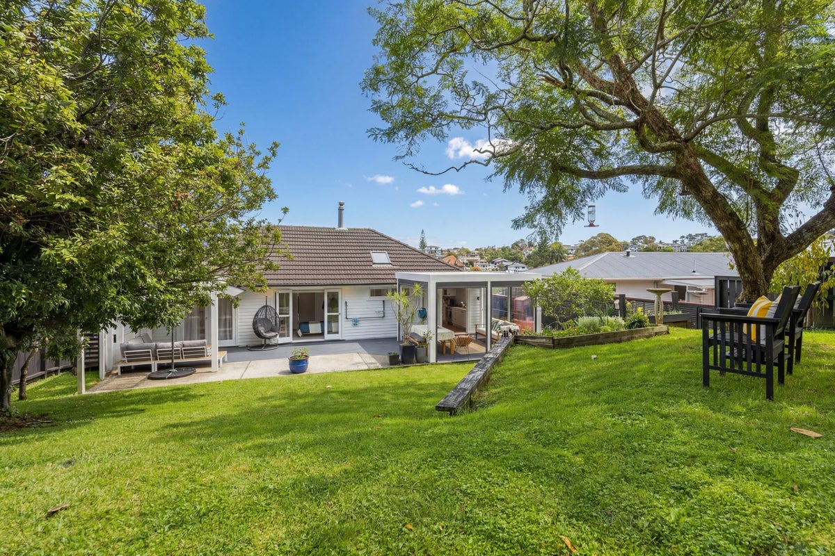 70 Selwyn Crescent, Forrest Hill, Auckland - Carousel 1