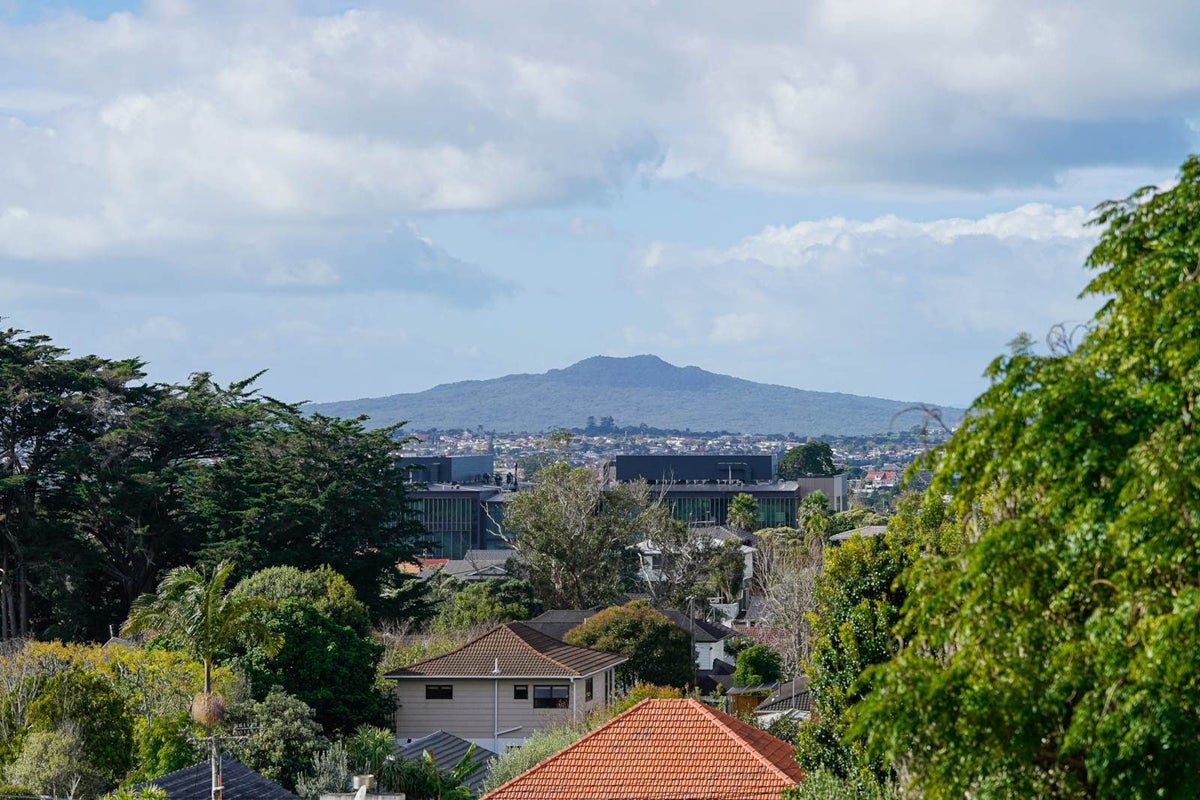 209C Onewa Road, Birkenhead, Auckland - Carousel 2