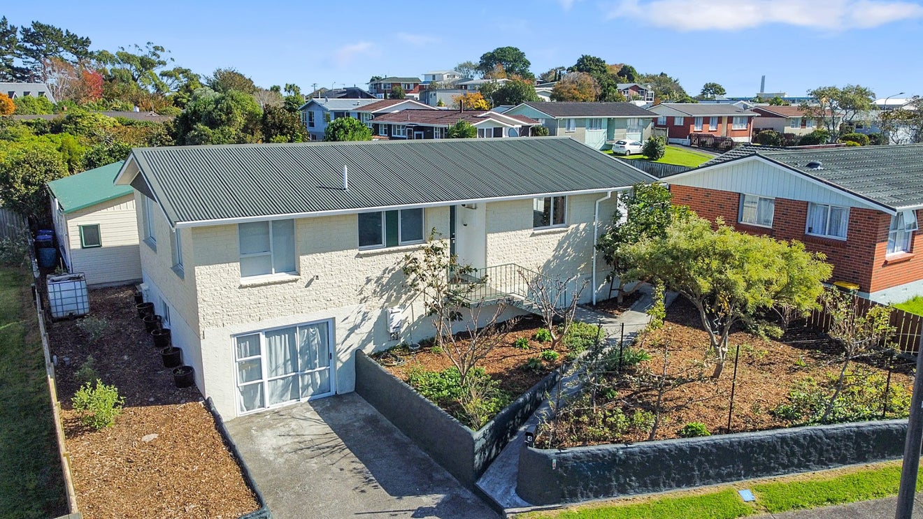 4 Kelvin Place, Westown, New Plymouth - Carousel 2