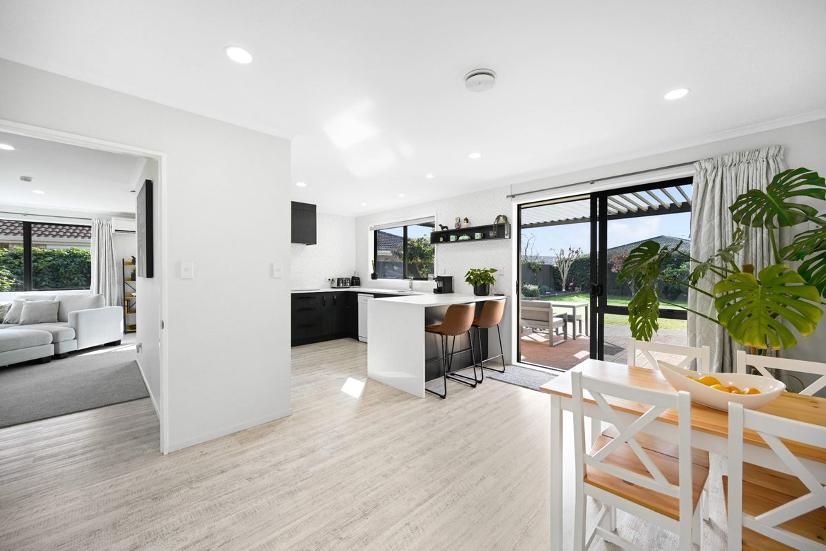 21 Mangakoea Place, St Andrews, Hamilton - Carousel 2