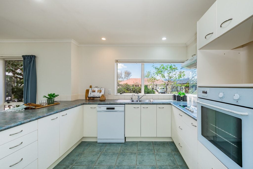 122 Guildford Drive, Paraparaumu Beach, Paraparaumu - Carousel 2