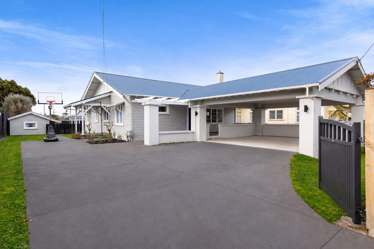 32 Surrey Street, Hawera, Hawera - Carousel 1