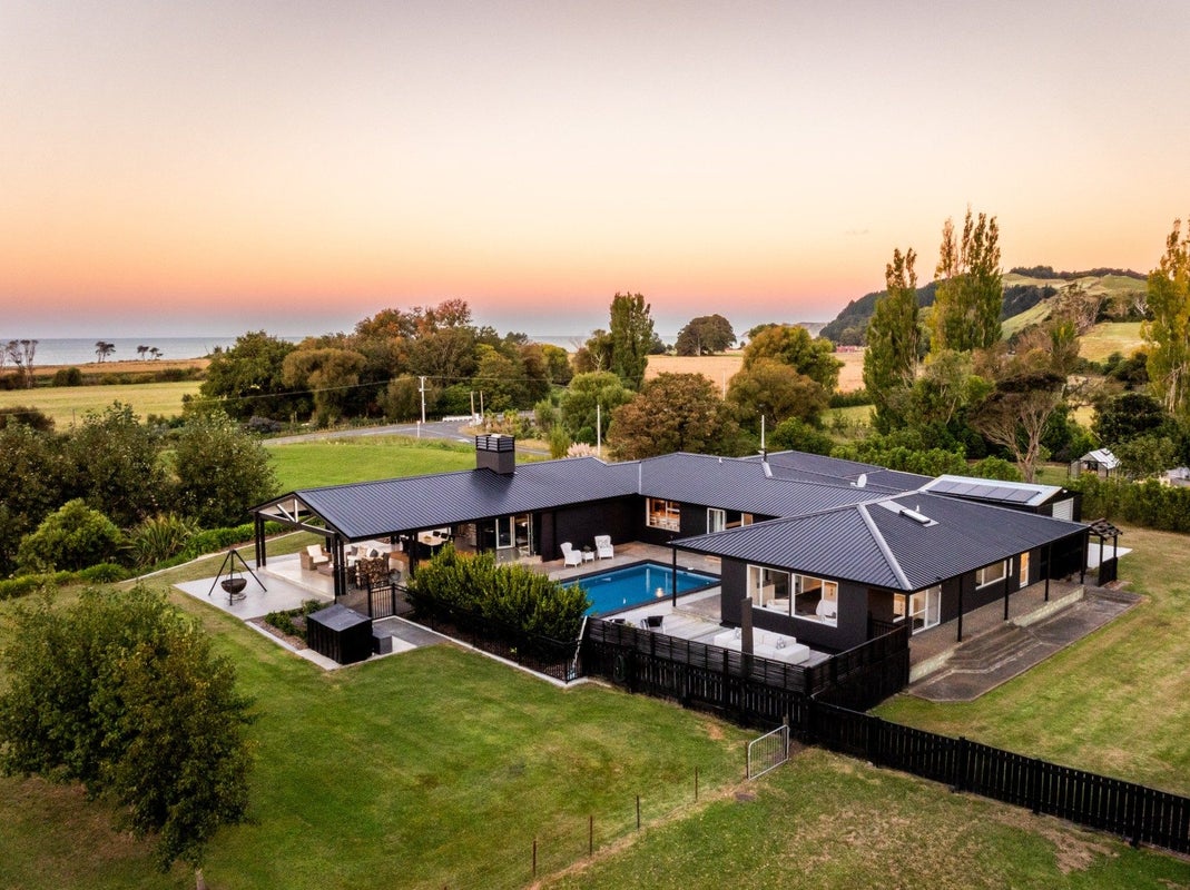 10 Charlton Road, Te Awanga, Te Awanga - Carousel 1