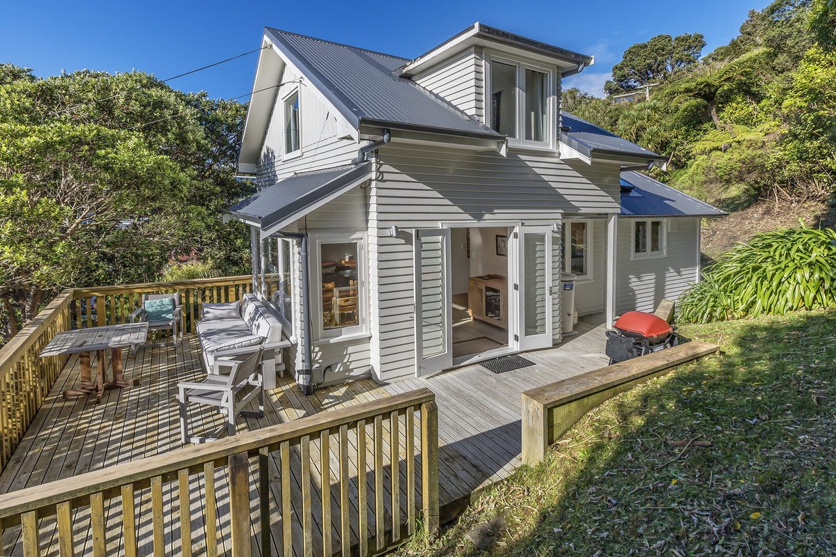 15 Wrights Hill Road, Karori, Wellington - Carousel 1