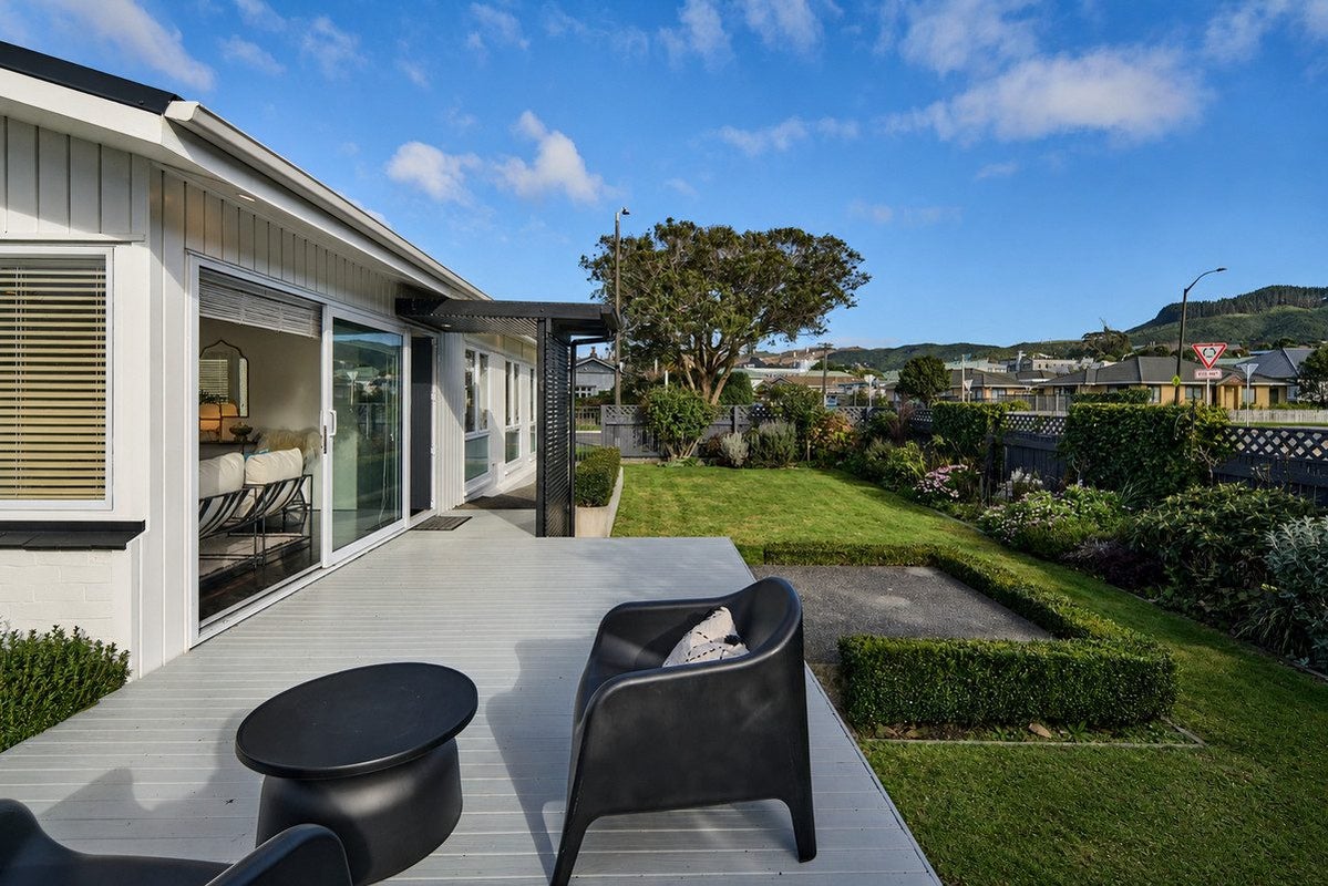 3 Surrey Street, Tawa, Wellington - Carousel 1