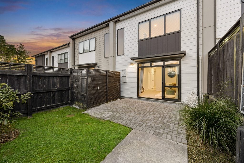 7 Pukewhero Rise, Westgate, Auckland - Carousel 2