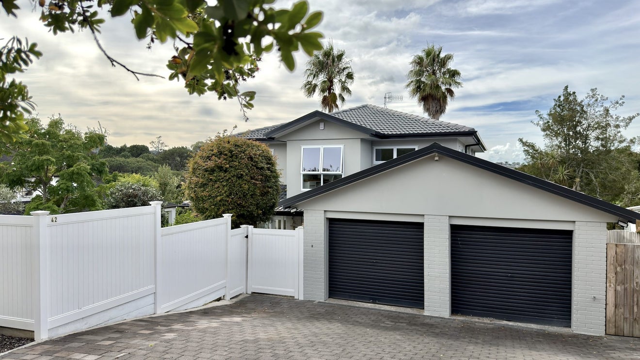 42 Ravenstone Place, Chatswood, Auckland - Carousel 1
