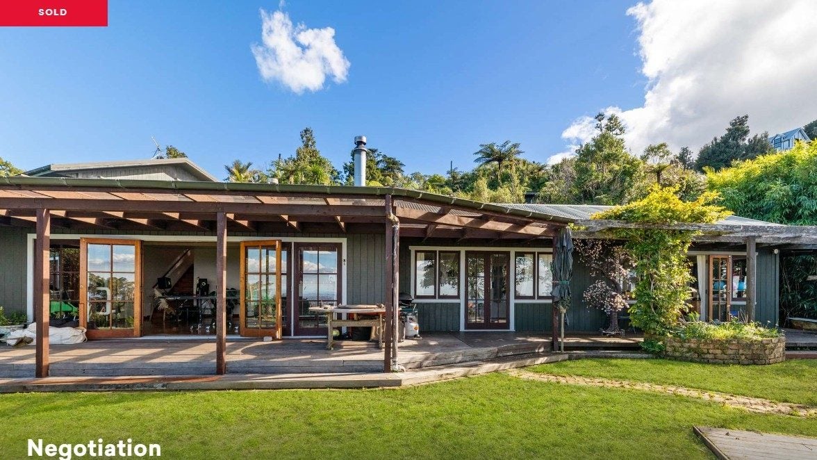 505 Scenic Drive, Waiatarua, Auckland - Carousel 1