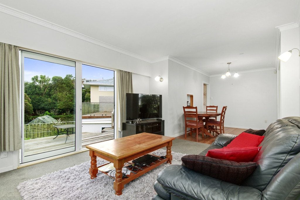 10 Levin Grove, Kelson, Lower Hutt - Carousel 2