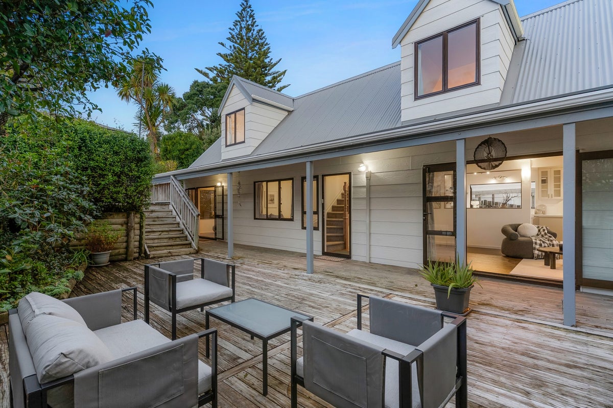 5 Newport Place, Forrest Hill, Auckland - Carousel 1