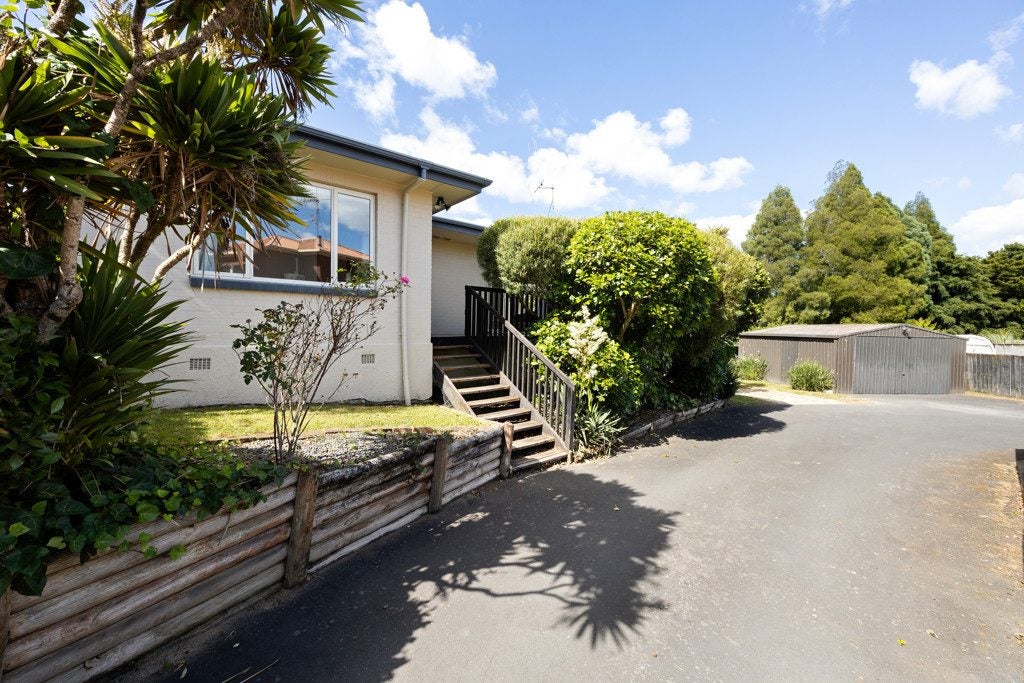 8 Alison Street, Hamilton Lake, Hamilton - Carousel 1