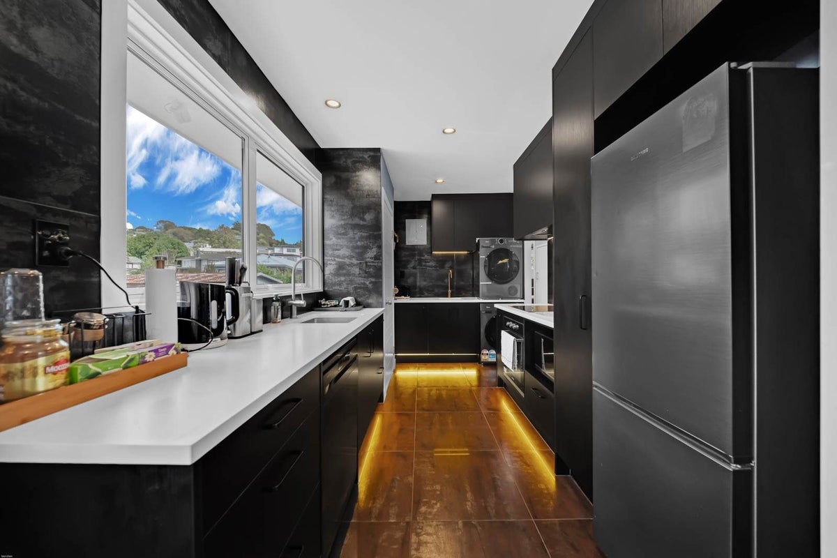 69 Weldene Avenue, Glenfield, Auckland - Carousel 2