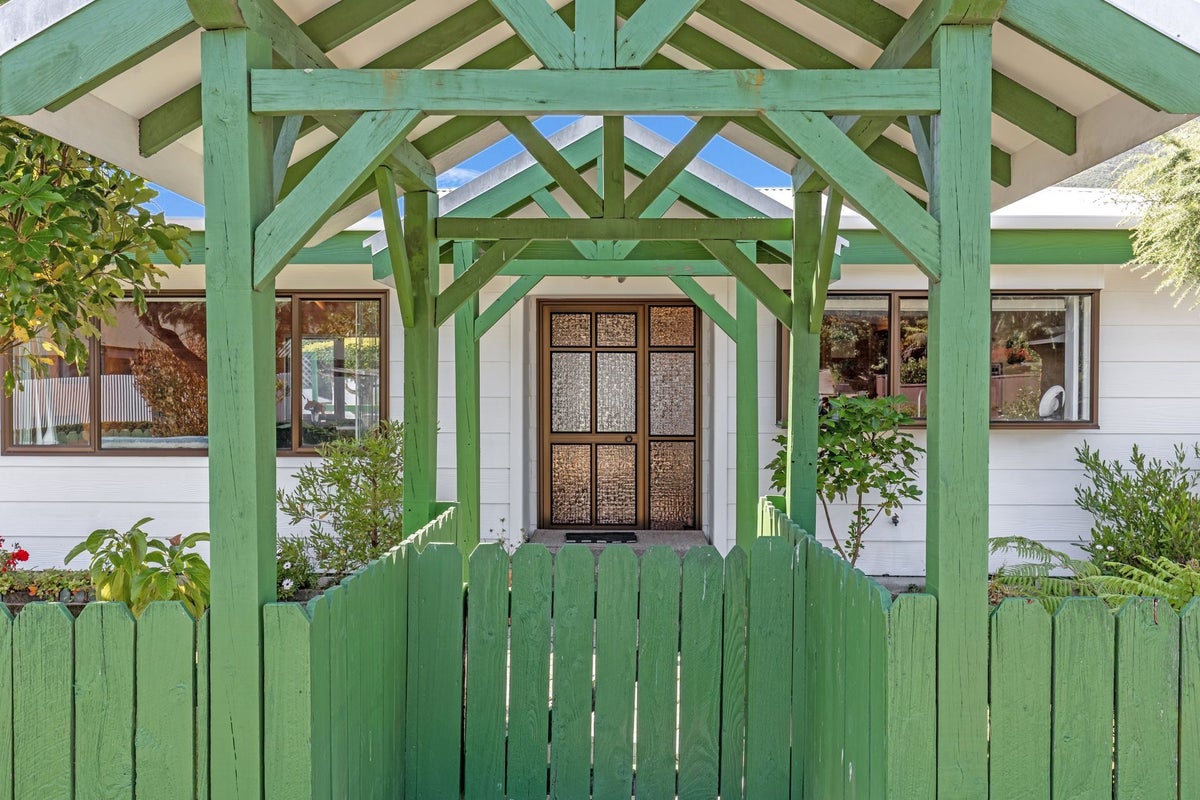 17 Huia Street, Waikawa, Picton - Carousel 2