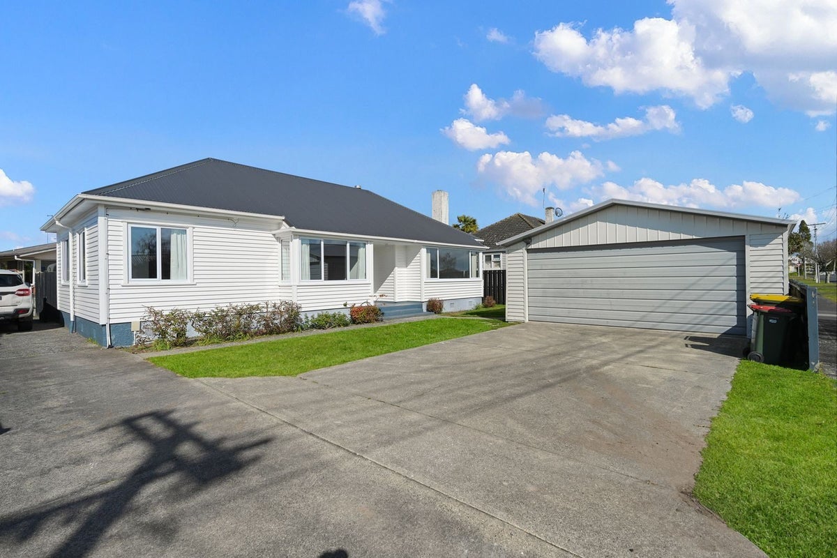 12 Bains Avenue, Hamilton East, Hamilton - Carousel 1